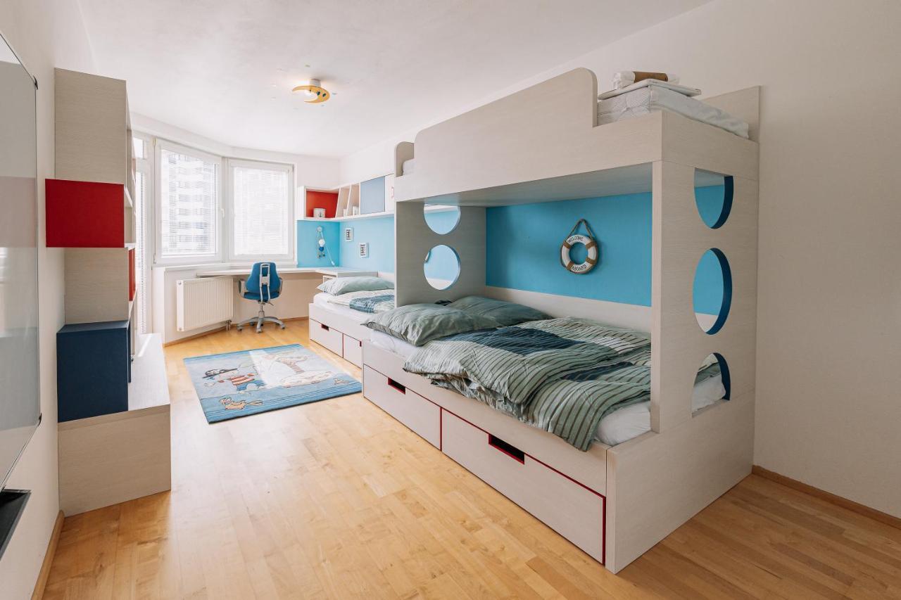 Apartment Family Bratislava Parking Slot Included! Bagian luar foto