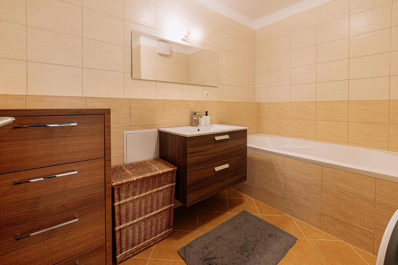 Apartment Family Bratislava Parking Slot Included! Bagian luar foto